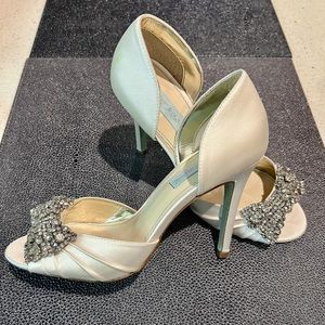 Betsey Johnson Satin Wedding Peep Toe 4 inch Heels with Rhinestones Bows. Size 8